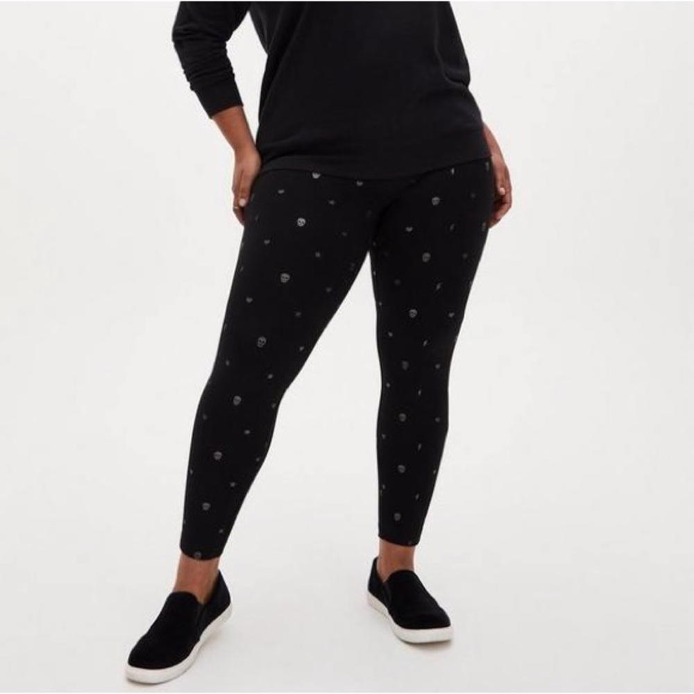 Torrid Silver Skull Print Pixie Pants - Size 1r - image 1